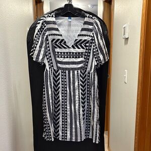 Old Navy Black and White Geometric V-Neck Dress
